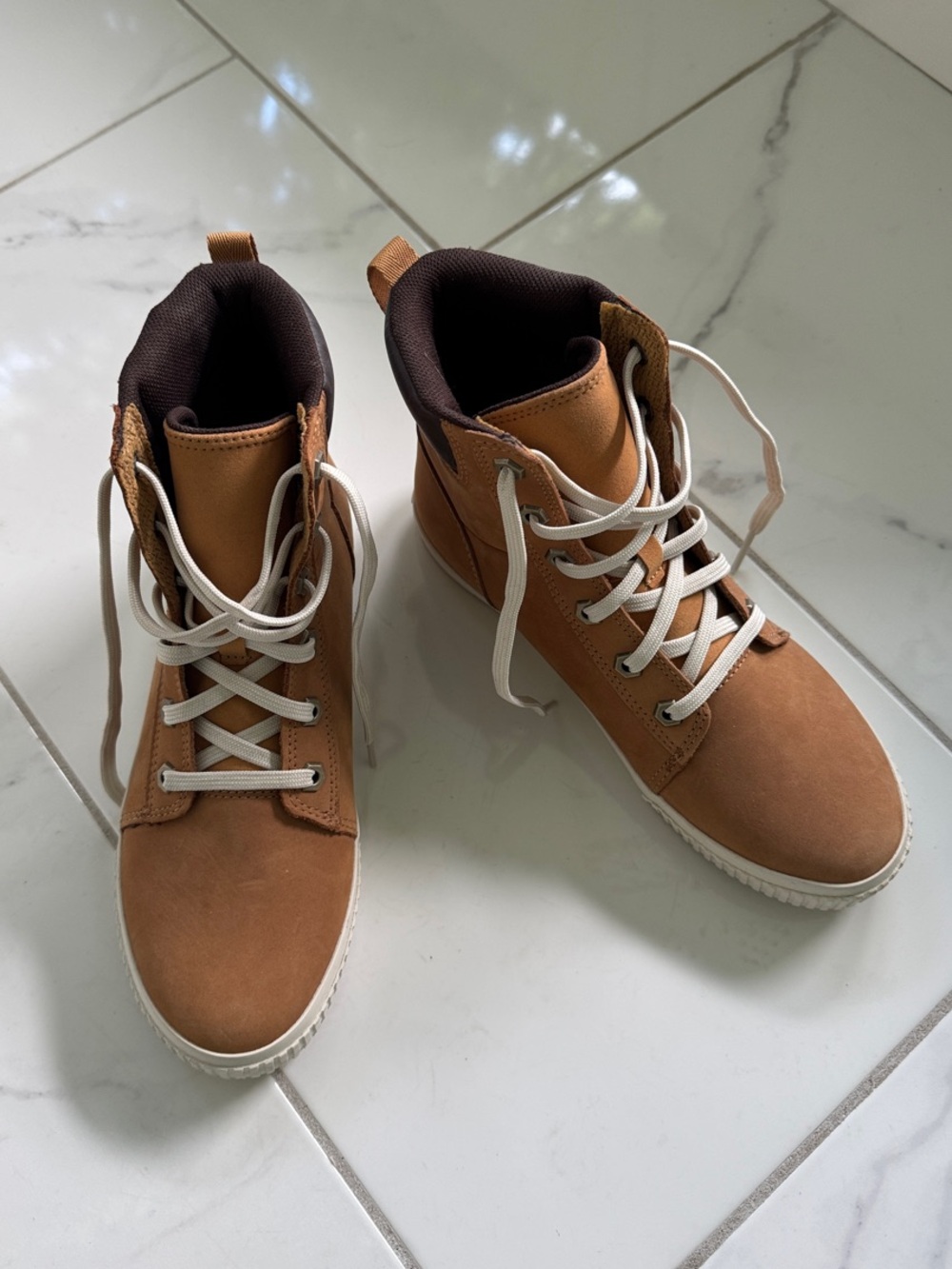 NWOT Timberland Tan Lace-Up Women's Boots